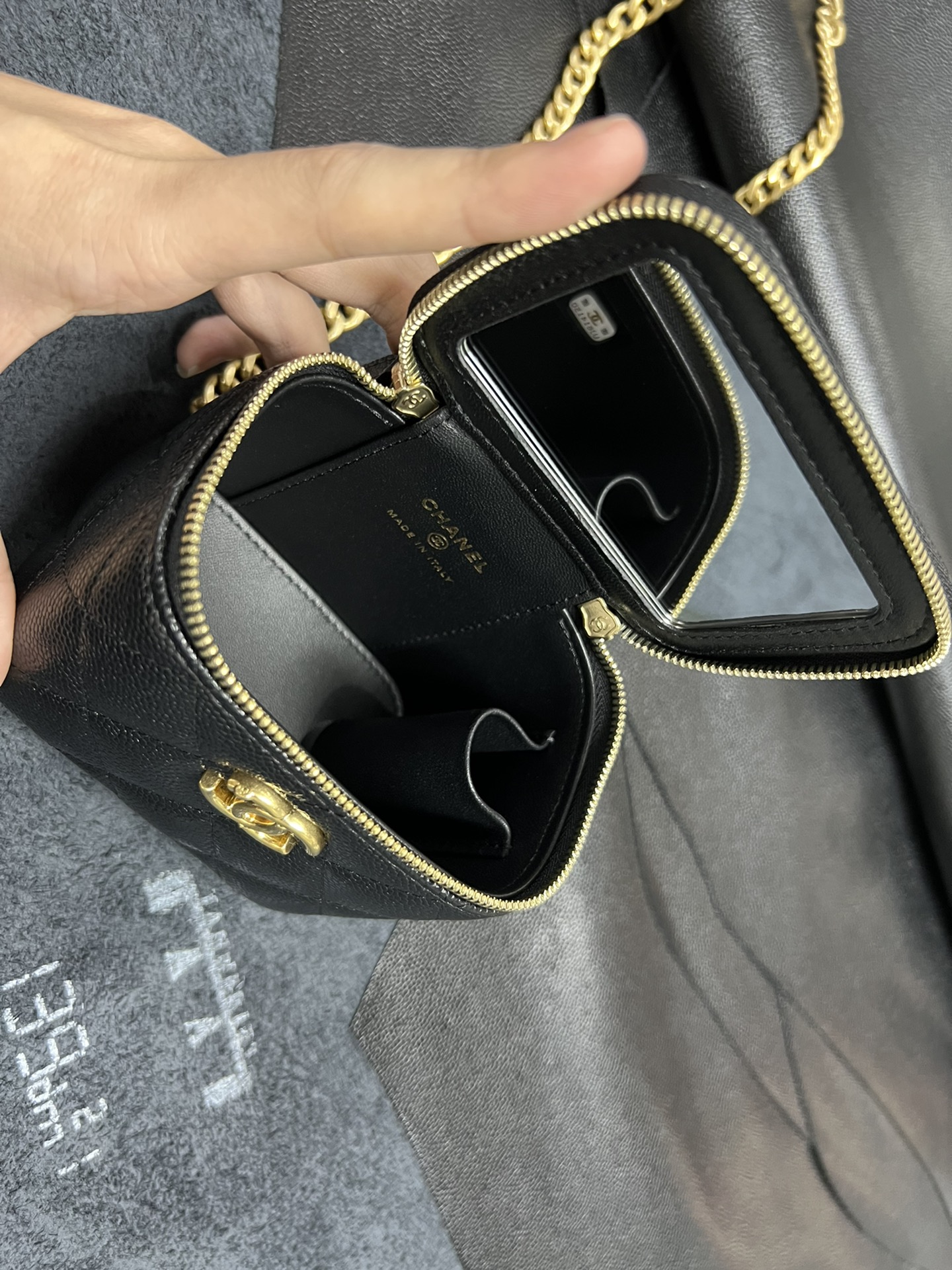 𝗖𝗛𝗔𝗡𝗘𝗟✦  23p love chain small box ❤️ genuine leather