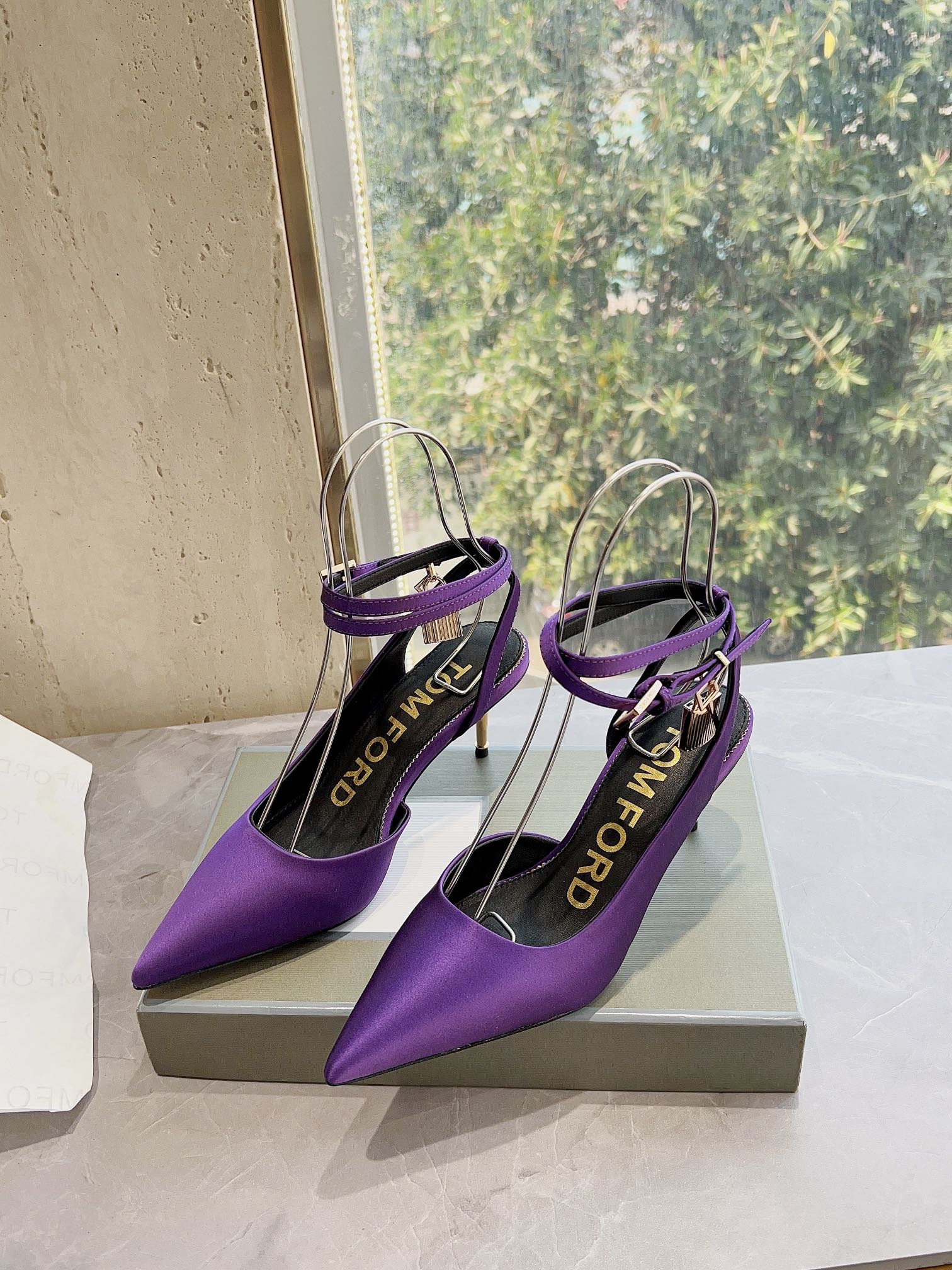 𝐓𝐎𝐌𝐅𝐎𝐑𝐃｜𝟐𝟎𝟐𝟑𝐒𝐒/𝐧𝐞𝐰  Dolce & Ga women's jeweled buckle jacquard raglan heels