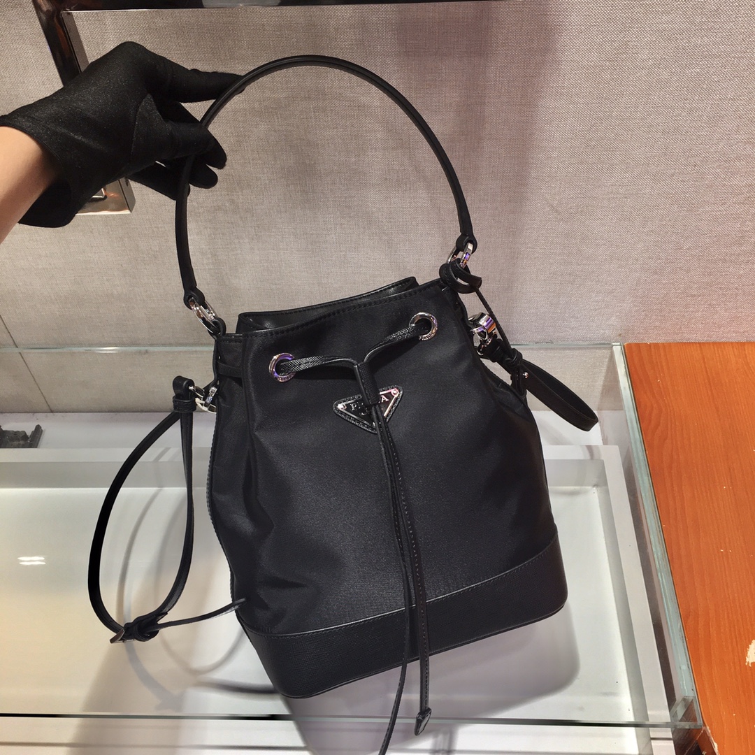 𝐏𝐑𝐀𝐃𝐀 New Bucket Bag
