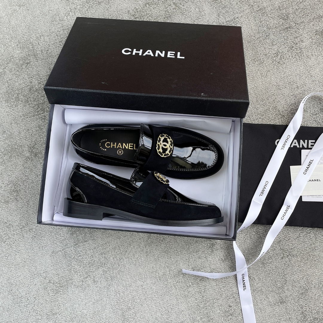 CHANEL Louboutins Simple small single shoes Lace-shaped round Logo leather outsole