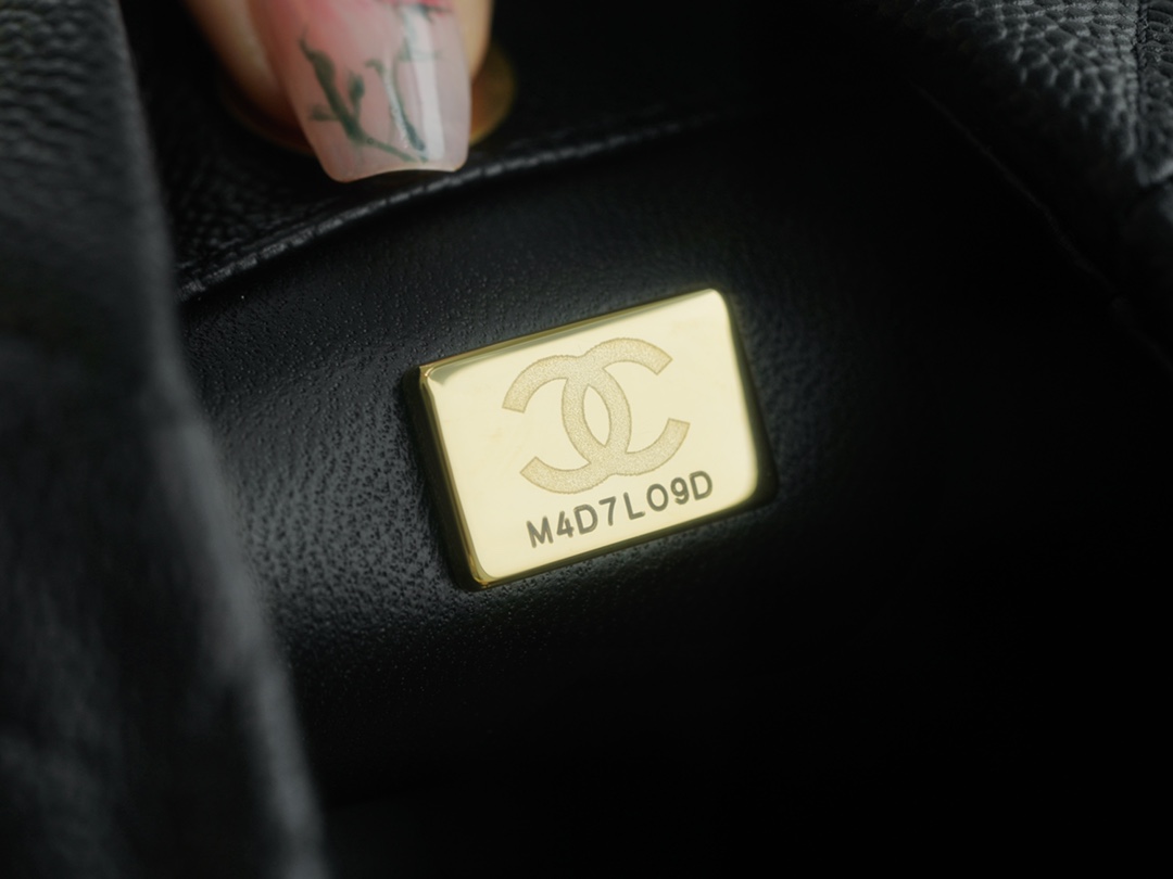 𝗖𝗛𝗔𝗡𝗘𝗟✦ 23P Spring Summer New Love adjustable buckle HoBo bag