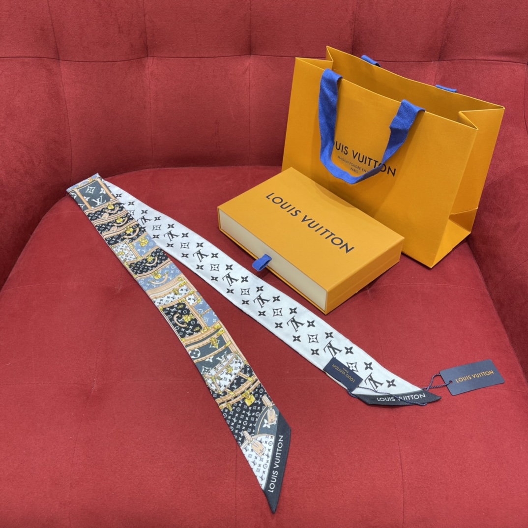 𝐋𝐨𝐮𝐢𝐬 𝐯𝐮𝐢𝐭𝐭𝐨𝐧 A classic silk scarf with a hard case and presbyopic elements