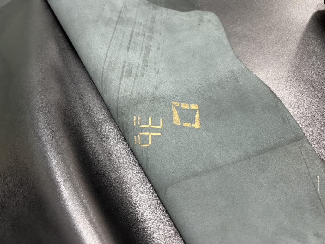 𝗖𝗛𝗔𝗘𝗡𝗟✦ 𝟮𝟮𝐒 Enamel Handle Chain Bag black