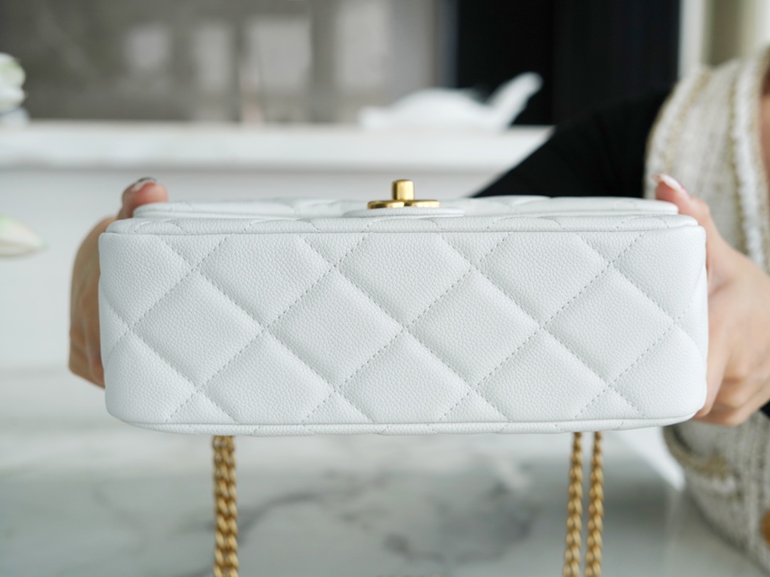 𝗖𝗛𝗔𝗡𝗘𝗟✦𝗖𝗹𝗮𝘀𝘀𝗶𝗰 𝗙𝗹𝗮𝗽23P spring and summer new love heart adjustment buckle large genuine leather