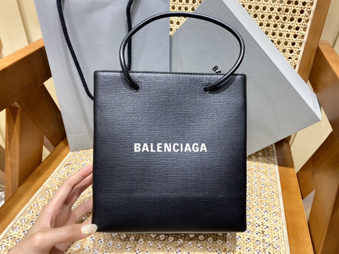 BALENCIAGA 𝗦𝗵𝗼𝗽𝗽𝗶𝗻𝗴 𝗯𝗮𝗴 Cowhide shopping paper bag