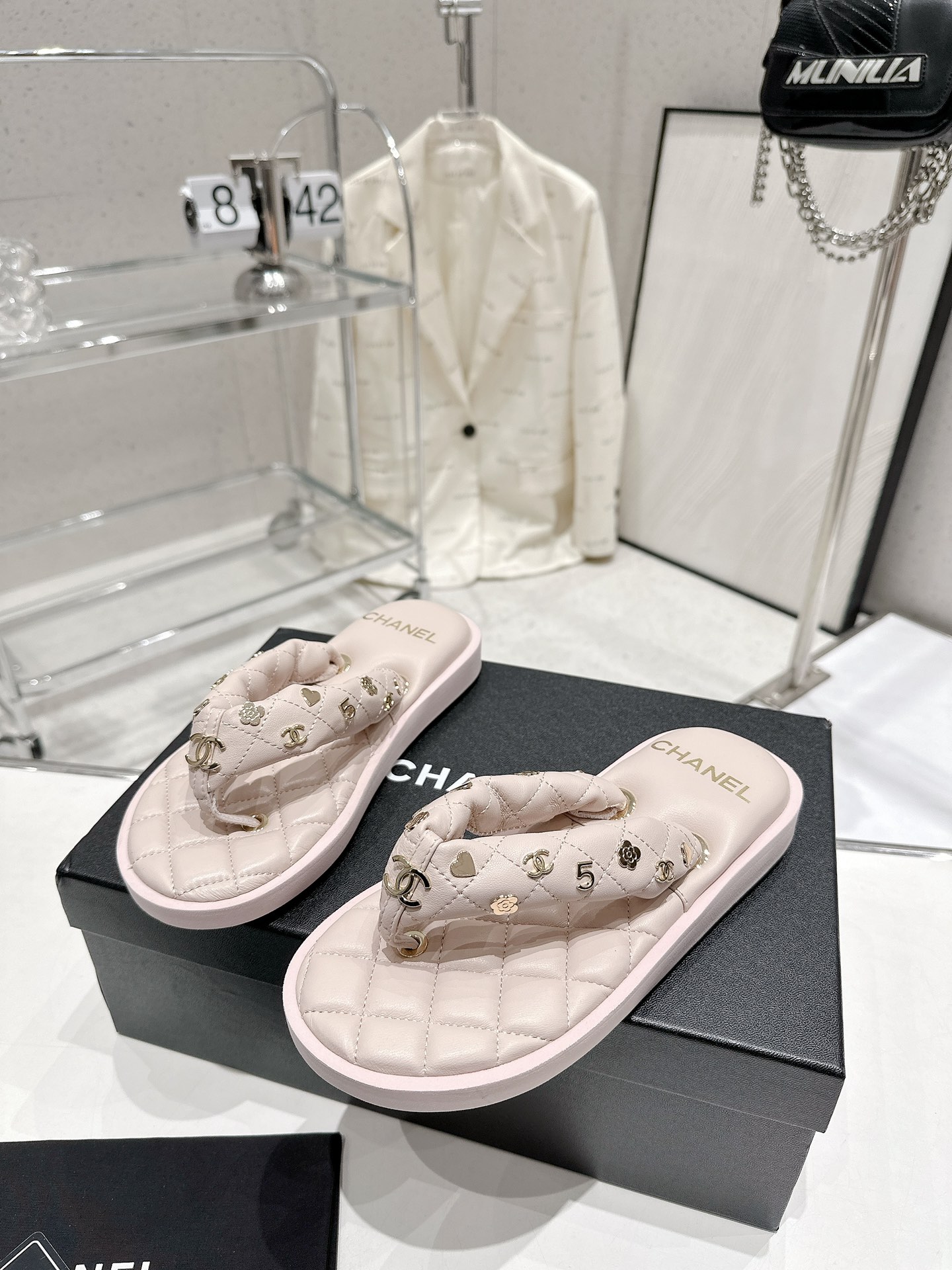 CHANEL summer new bread flip-flops clip toe flip-flops beach sandals