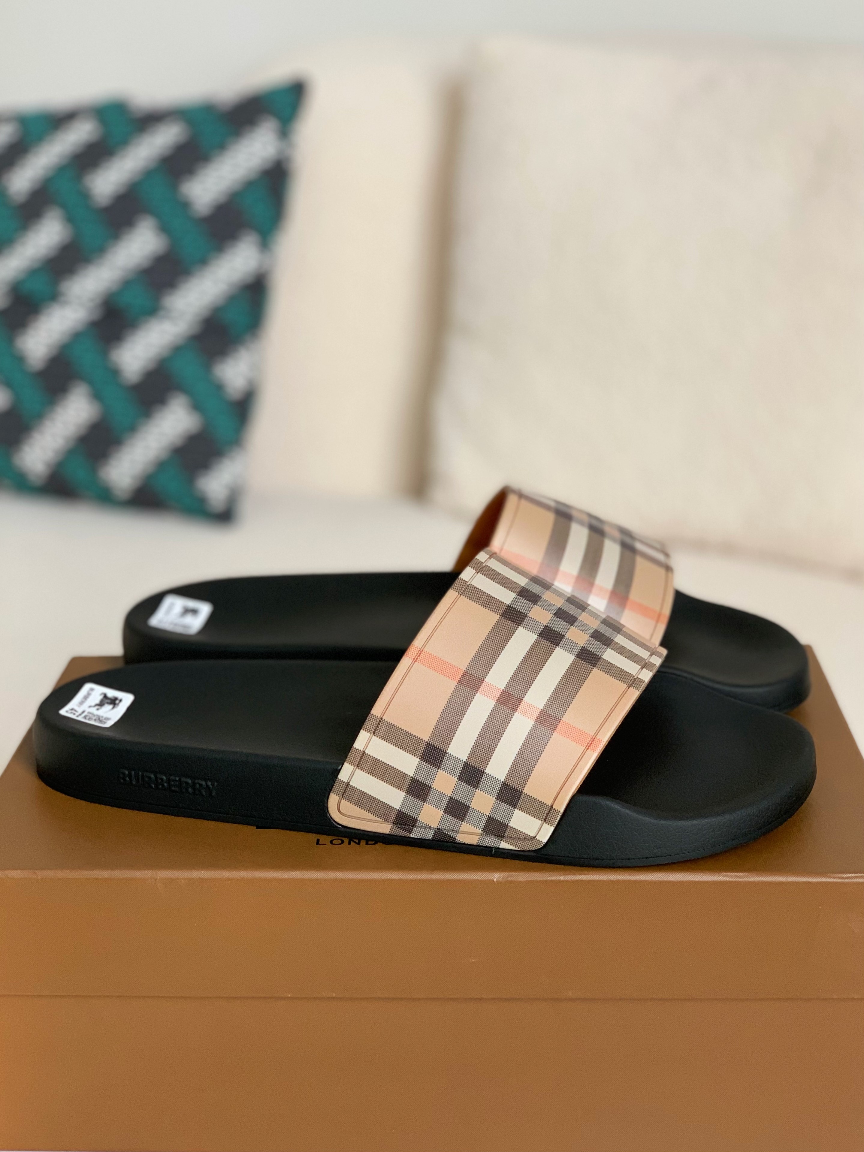 Burberry slippers