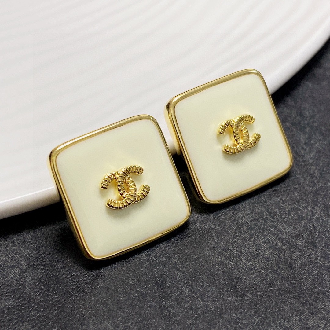 CHANEL🇫🇷Xiaoxiang Off-White Medieval Square Double C Stud Earrings