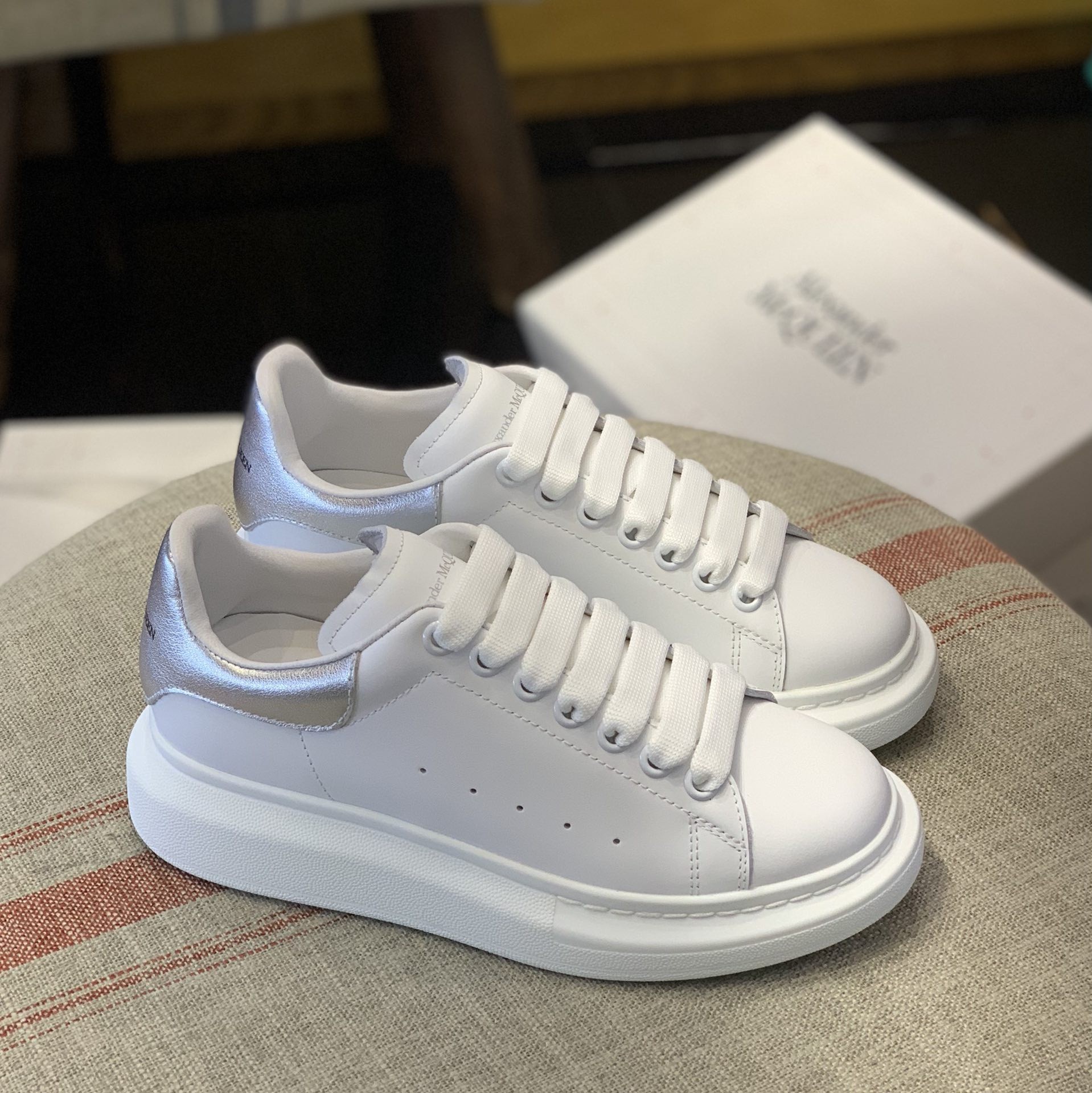 Alexander McQueen MQ silvery cowhide tail Sneakers