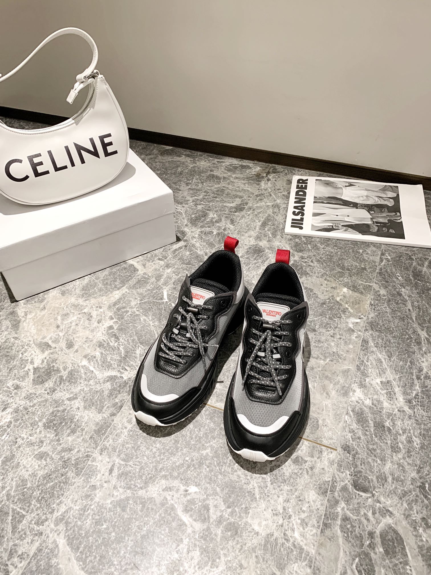 【Valentino】𝟐𝟎𝟐𝟏/𝐒𝐒 𝐧𝐞𝐰 Valentino 2022 ss spring-summer collection of new old man shoes