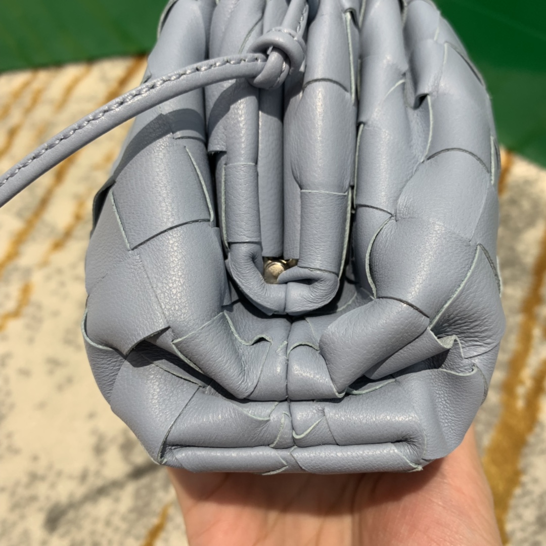 Bottega Veneta  THE MINI POUCH  #585852