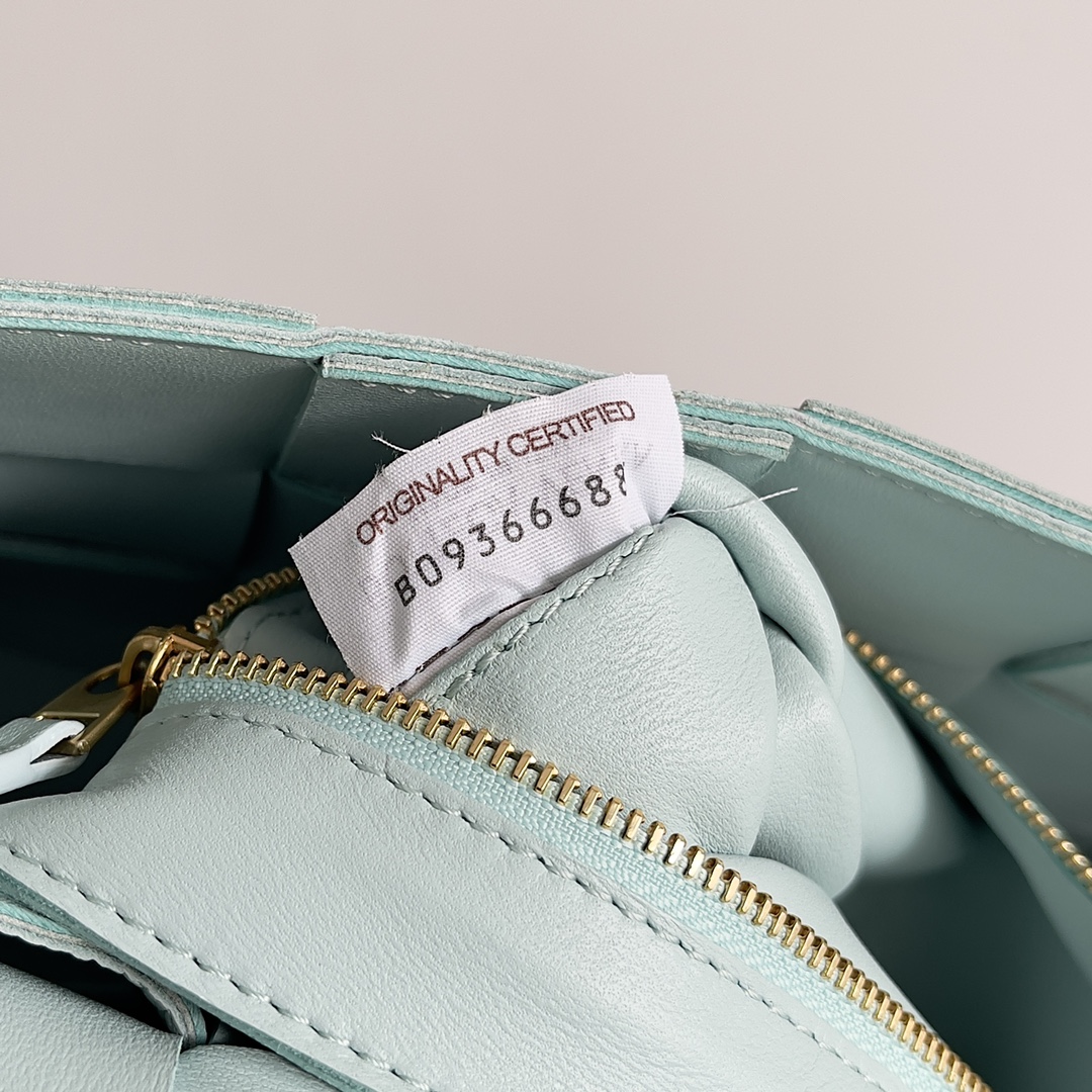 Bottega Veneta Cassette 5-panel lychee print Aqua Duck Blue #666870