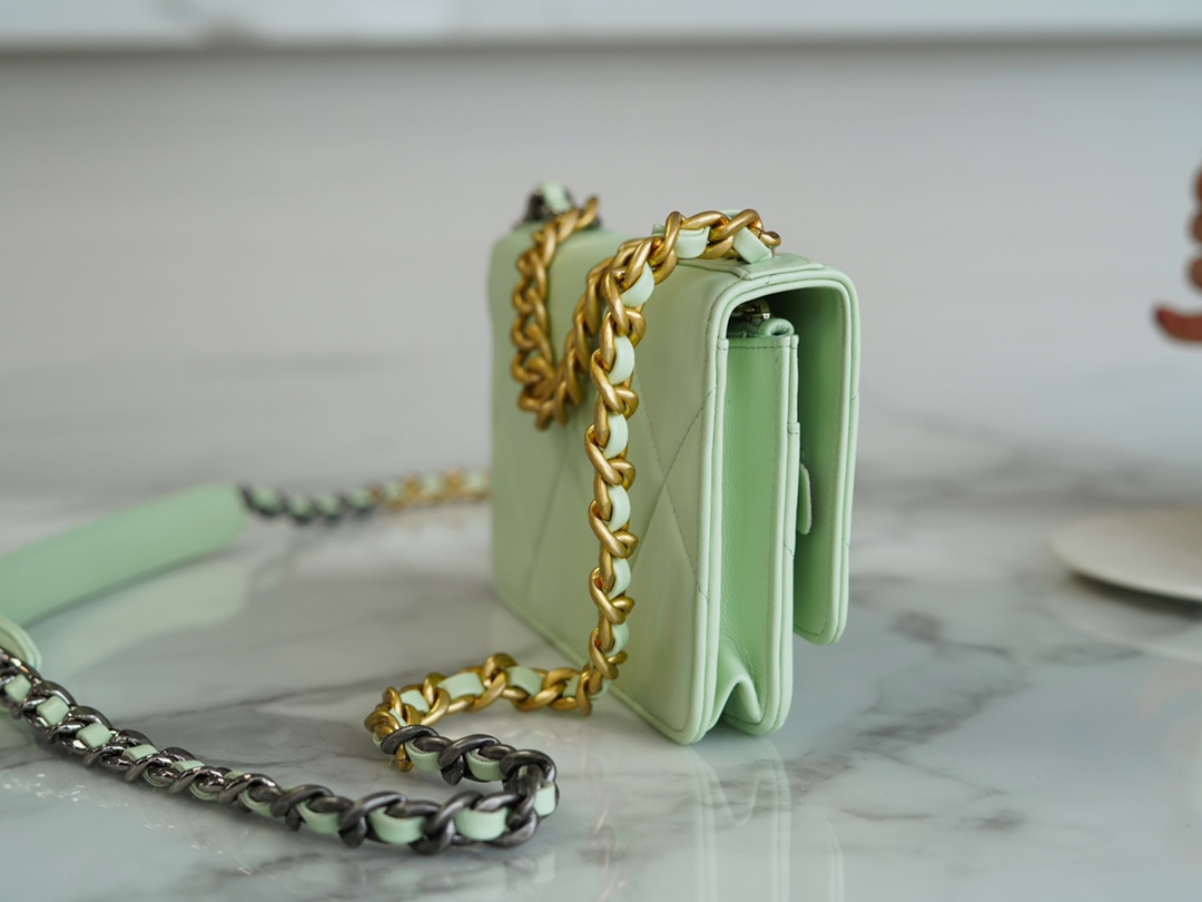 CHANEL 19Bag 𝑾𝒐𝒄 22C gold buckle light green