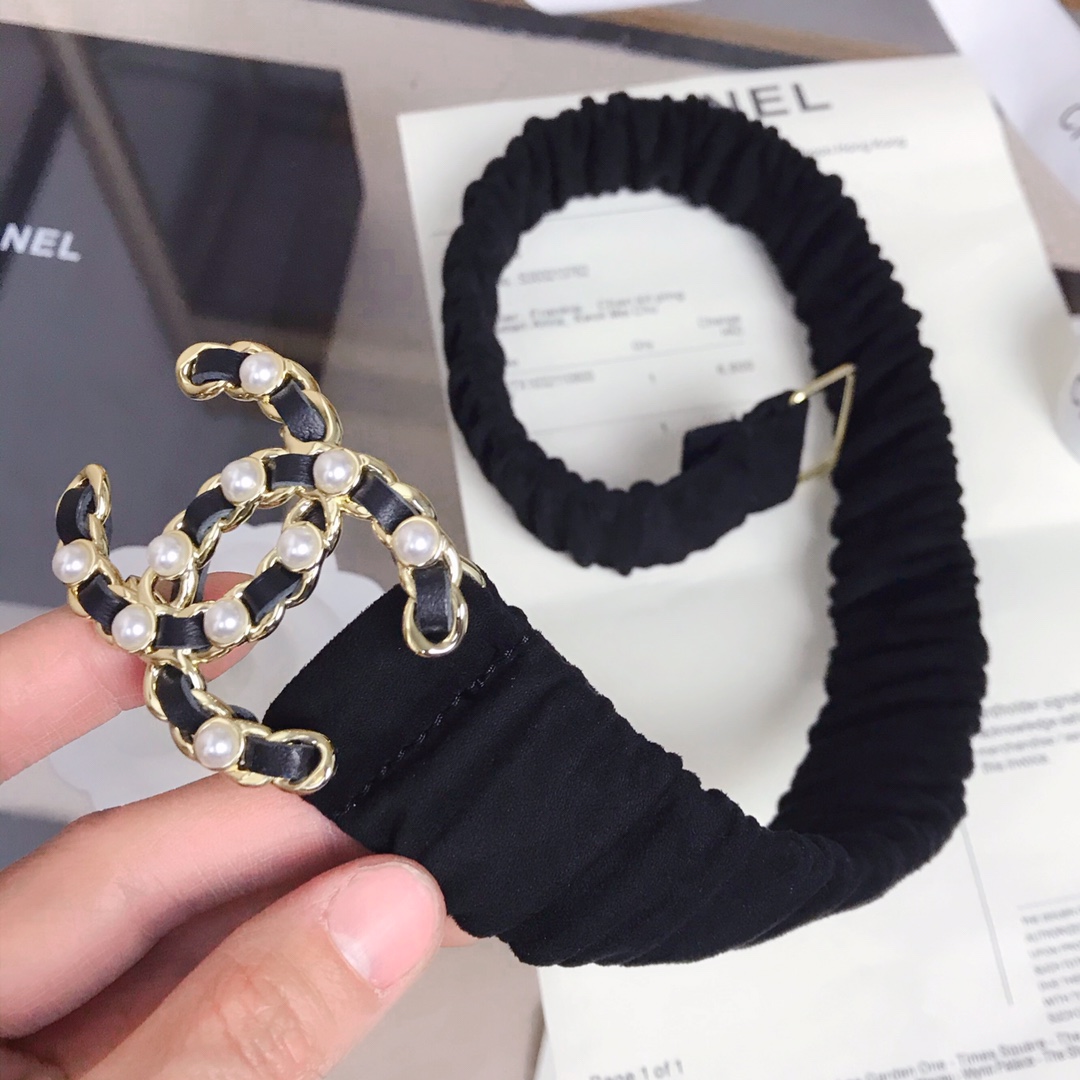 𝗖𝗛𝗔𝗡𝗘𝗟 Classic pearl lambskin elasticated waistband