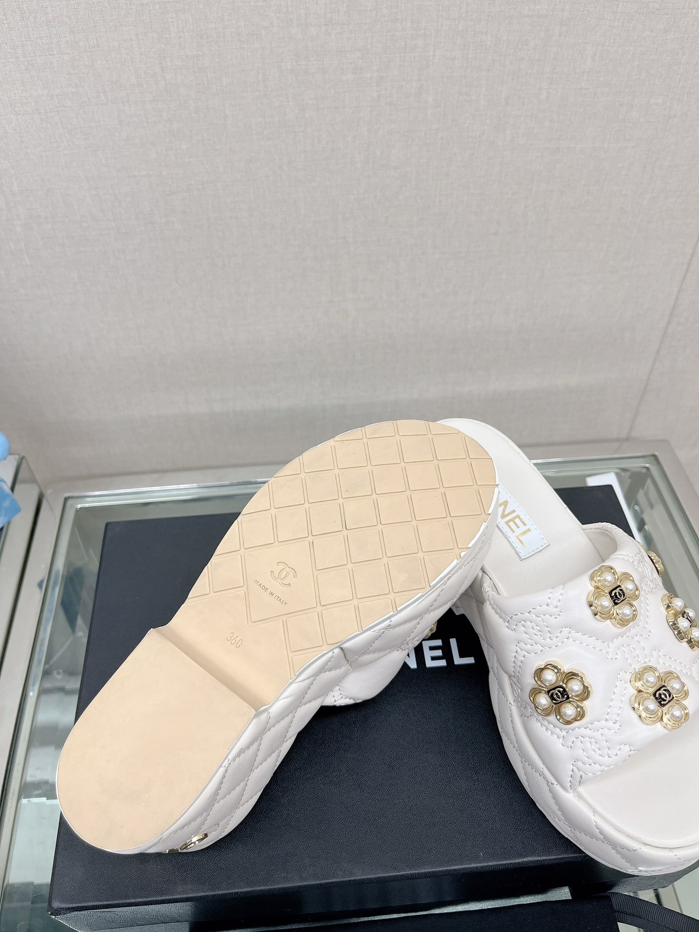 CHANEL water table thick bottom pearl flower slippers original rubber sole