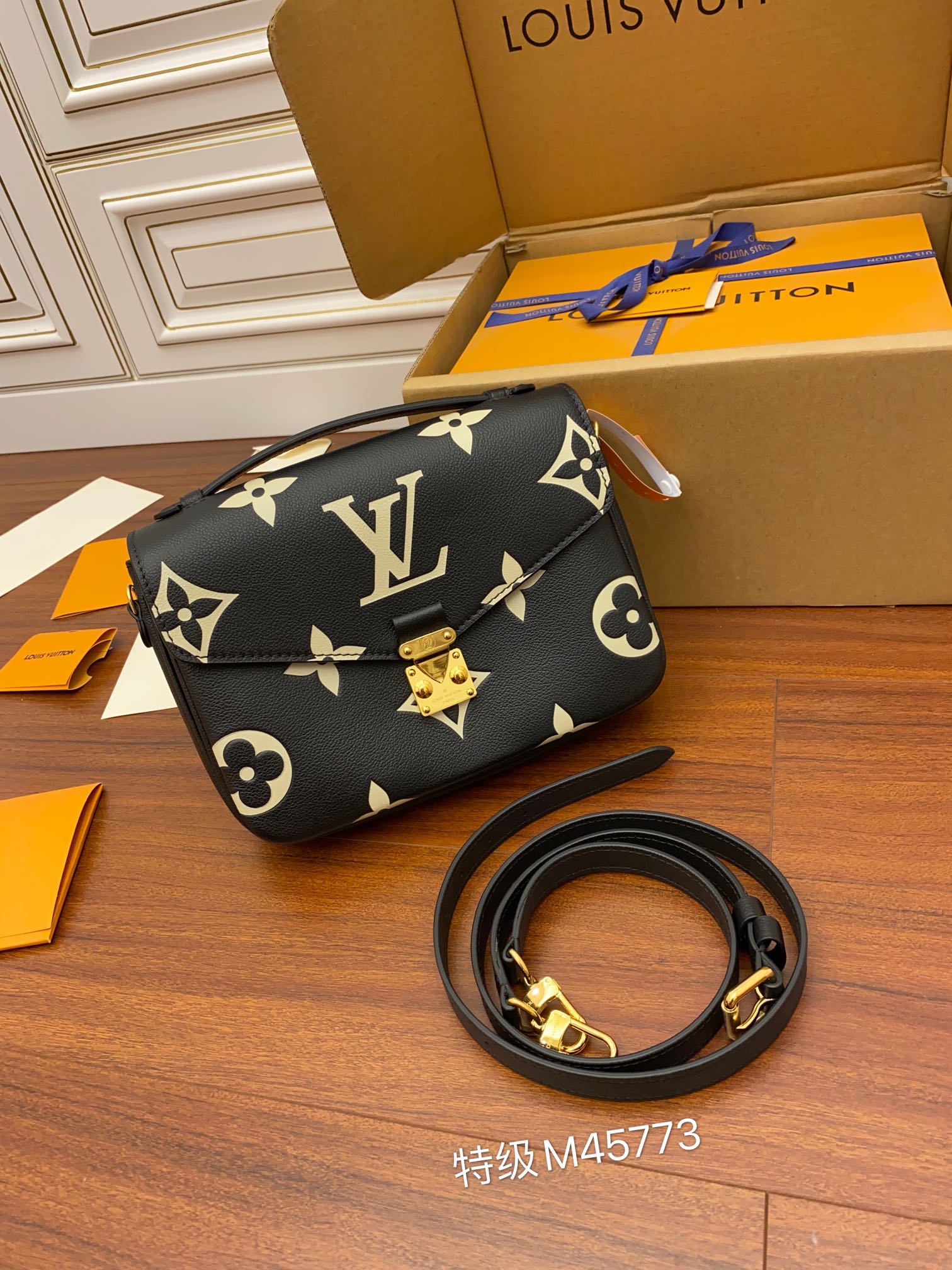 Louis Vuitton  M45773