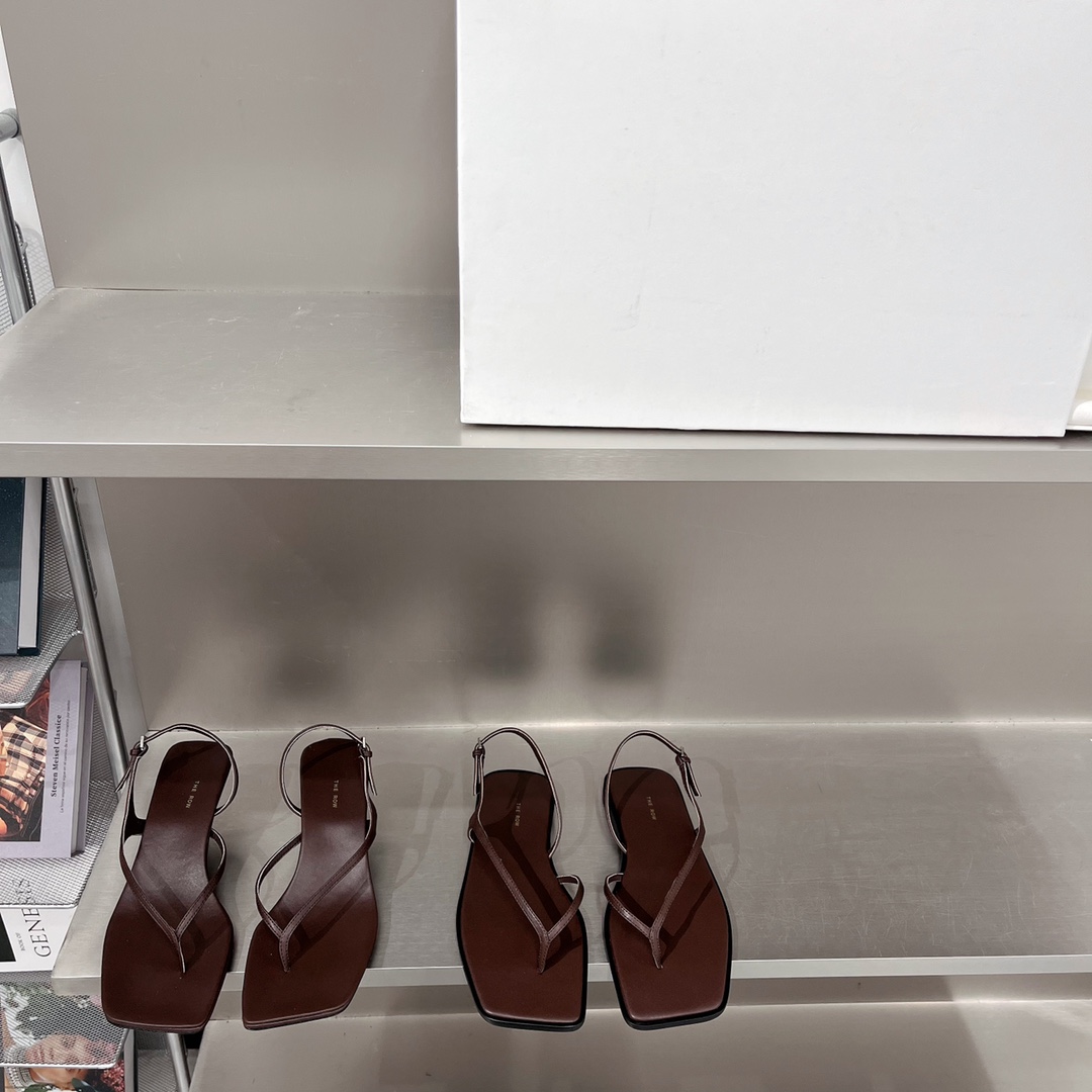 𝐓𝐇𝐄 𝐑𝐎𝐖｜𝟐𝟎𝟐𝟐/𝐒𝐒 𝐧𝐞𝐰 New The row 2022/fw Retro Minimalist Sandals