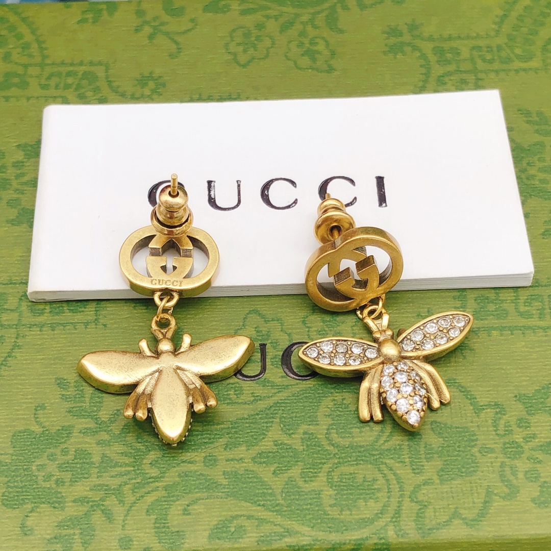 𝐆𝐮𝐜𝐜𝐢 Two little bee stud earrings with diamonds