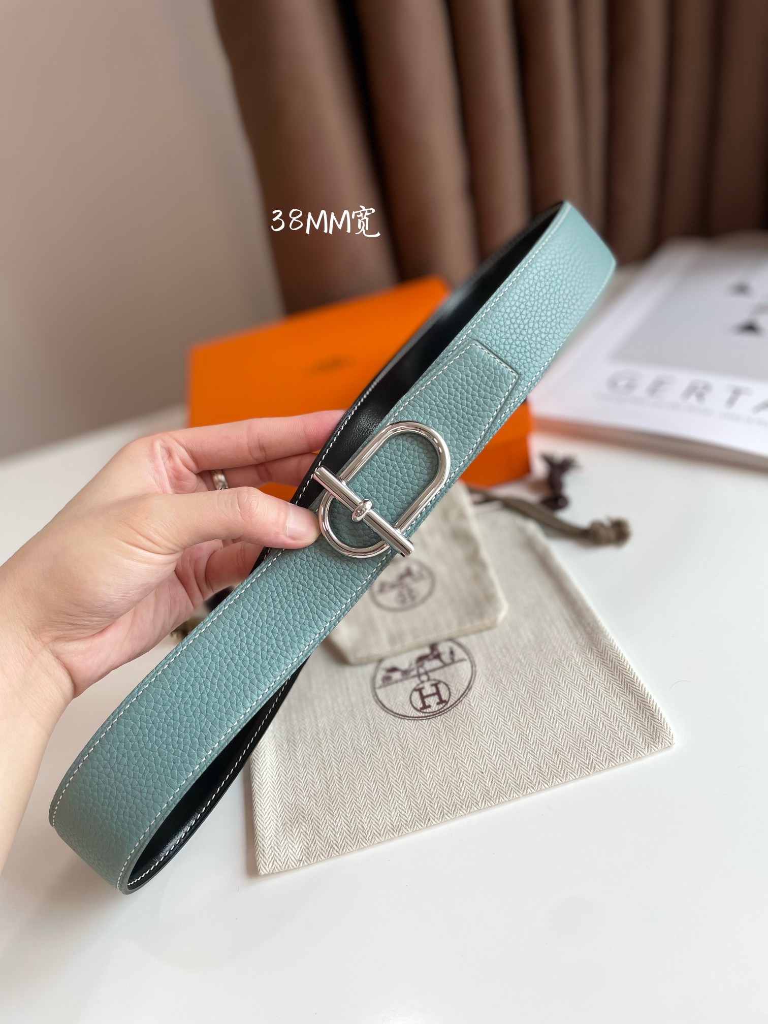 Hermes  ITHAQUE BELT BUCKLE & REVERSIBLE LEATHER STRAP