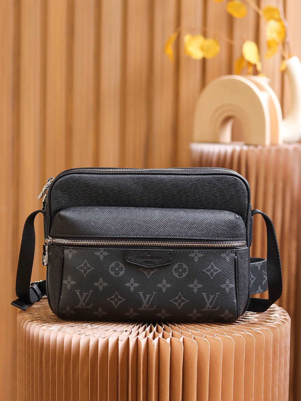 Louis Vuitton 𝙊𝙐𝙏𝘿𝙊𝙊𝙍 messenger bag M30233