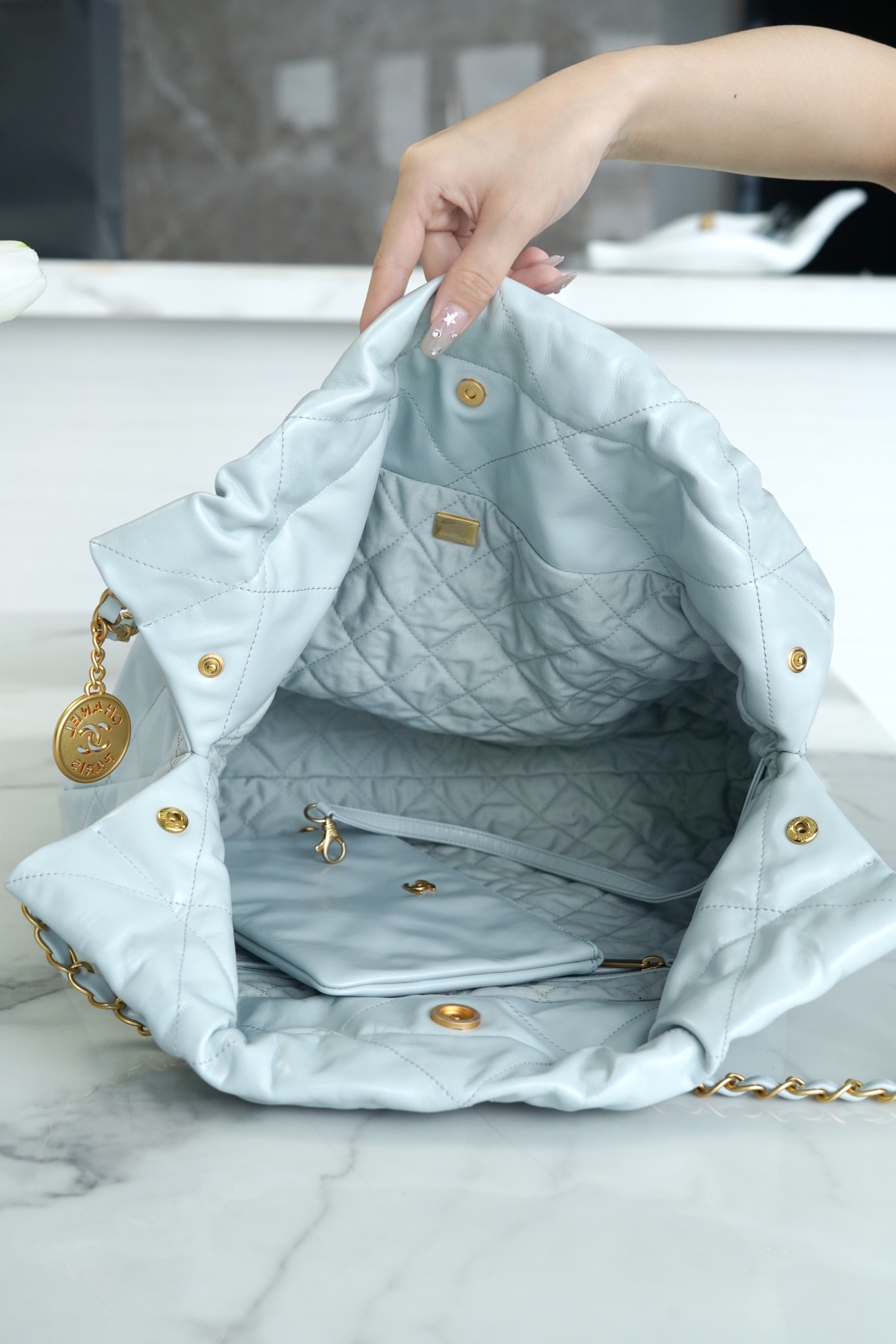 𝗖𝗛𝗔𝗘𝗡𝗟✦23C 22 handbag authentic tail leather haze blue medium