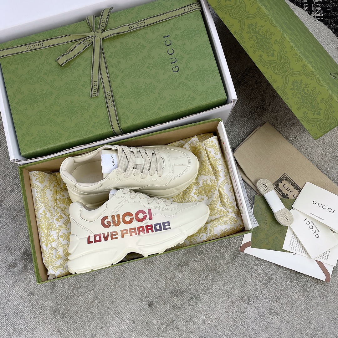 Gucci Pops This collection has a lot of flora and fauna elements Original material