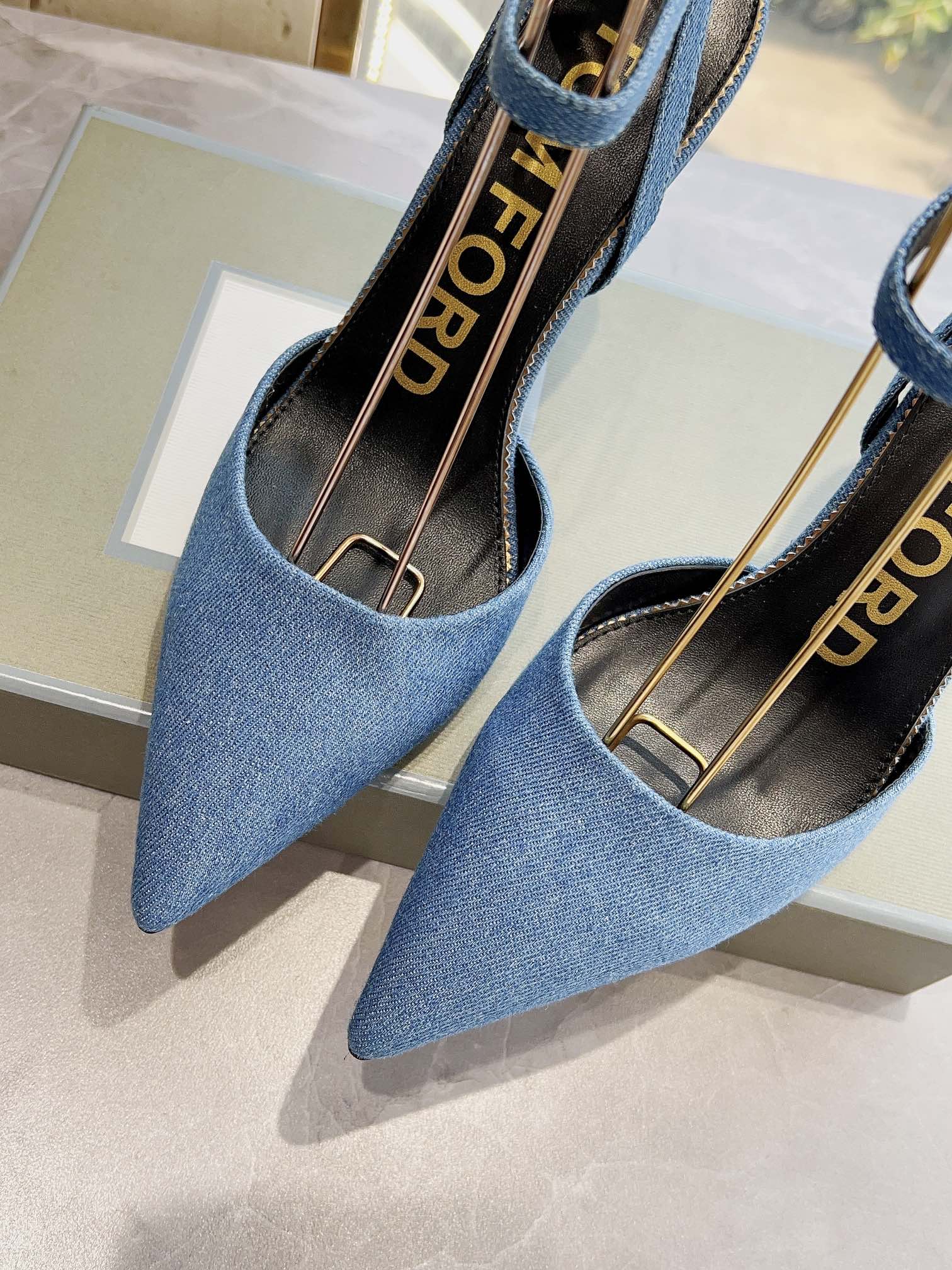 𝐓𝐎𝐌𝐅𝐎𝐑𝐃｜𝟐𝟎𝟐𝟑𝐒𝐒/𝐧𝐞𝐰  Dolce & Ga women's jeweled buckle jacquard raglan heels