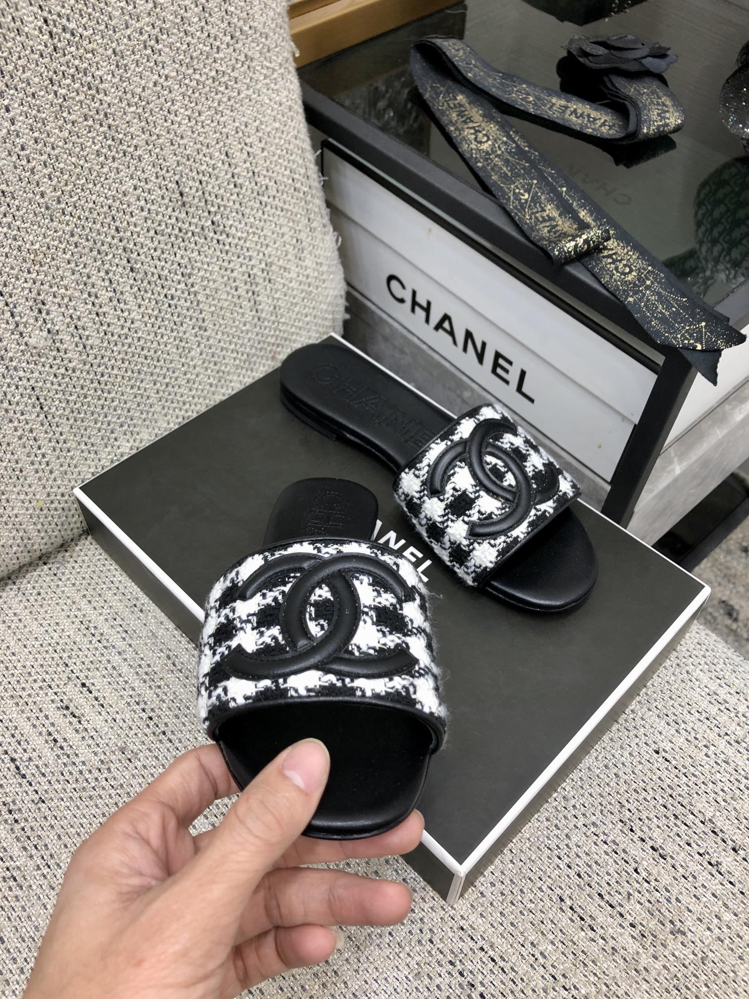 CHANEL 2023 spring and summer latest electric embroidery honey slippers Imported leather outsole