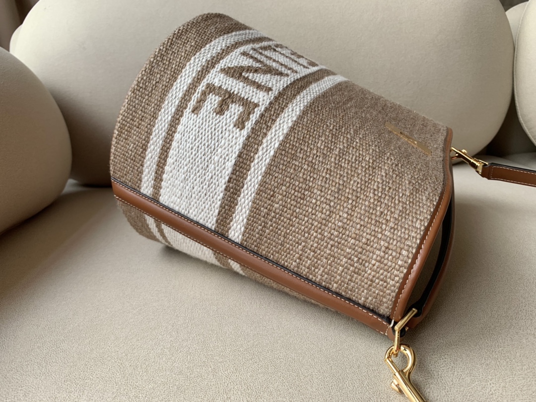 𝐂𝐞𝐥𝐢𝐧𝐞 BUCKET 16 bag in jacquard and calfskin