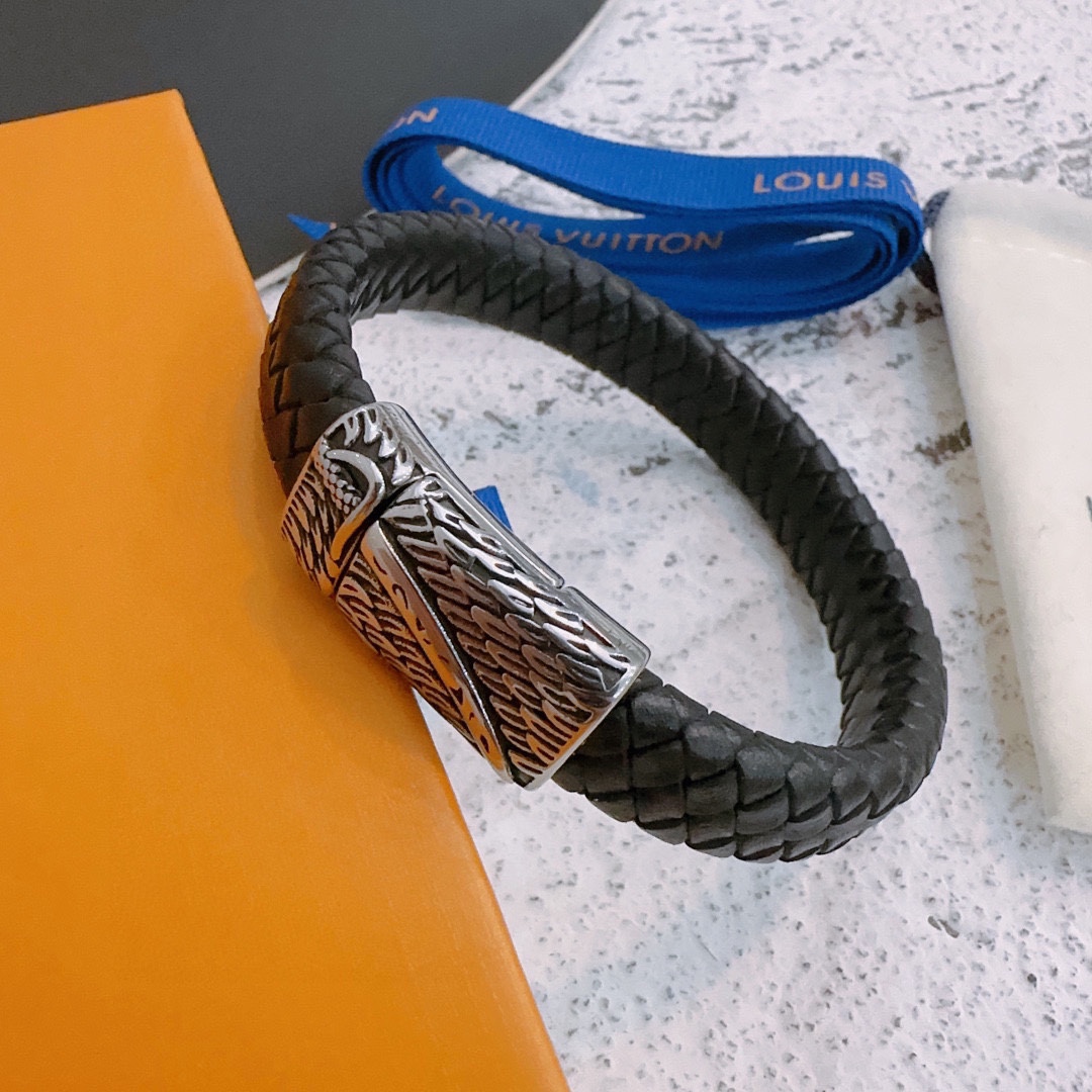 Louis Vuitton Cowhide bracelet, couple's style, length 22cm, adjustable and changeable