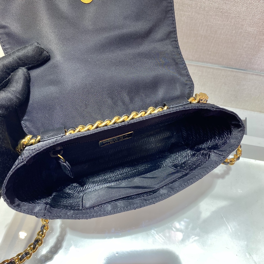 𝐏𝐑𝐀𝐃𝐀 Medium antique small satchel