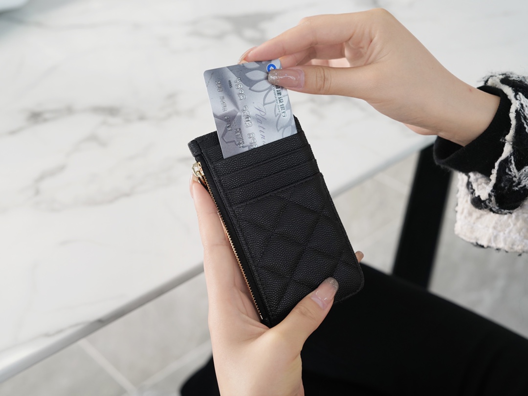 𝗖𝗛𝗔𝗘𝗡𝗟✦In exclusive channel special fine-grain embossed calfskin🐂 New for Spring/Summer 2020 | Zipper Coin Card Bag Black Gold🐂