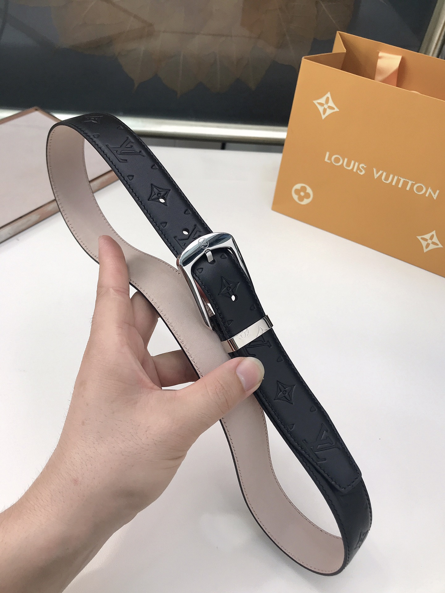 LOUIS VUITTO belt is double-sided with Italian original custom imported cowhide embossing