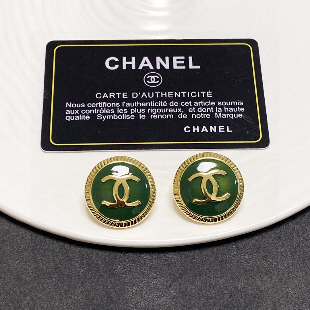 CHANEL🇫🇷Xiaoxiang autumn and winter middle-aged grass green earrings