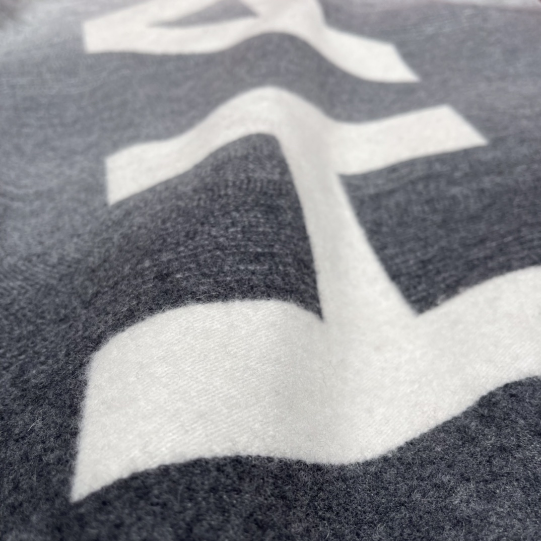 𝐂𝐡𝐚𝐧𝐞𝐥 shawl scarf 🧣 dual-use 53% cashmere ➕ 47% wool