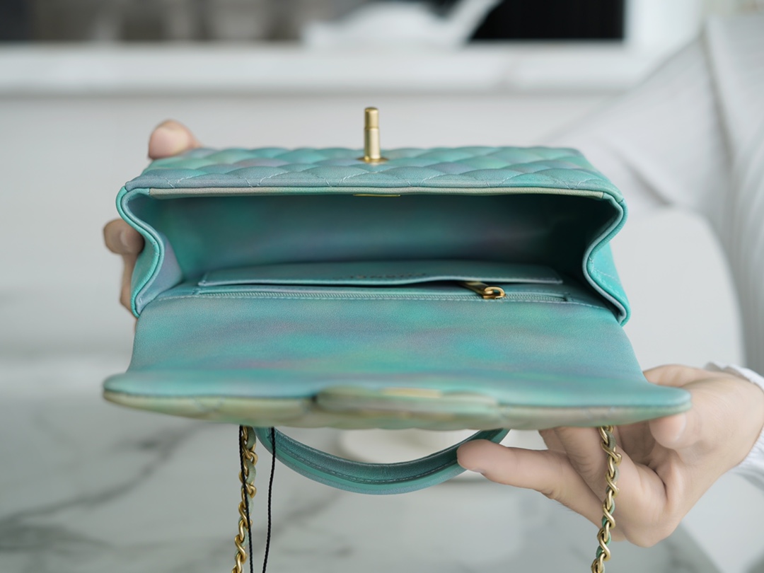 𝗖𝗛𝗔𝗡𝗘𝗟 𝗖𝗹𝗮𝘀𝘀𝗶𝗰 𝗙𝗹𝗮𝗽 2022 Portable ℂ𝔽 𝑀𝑖𝑛𝑖 Gradient green