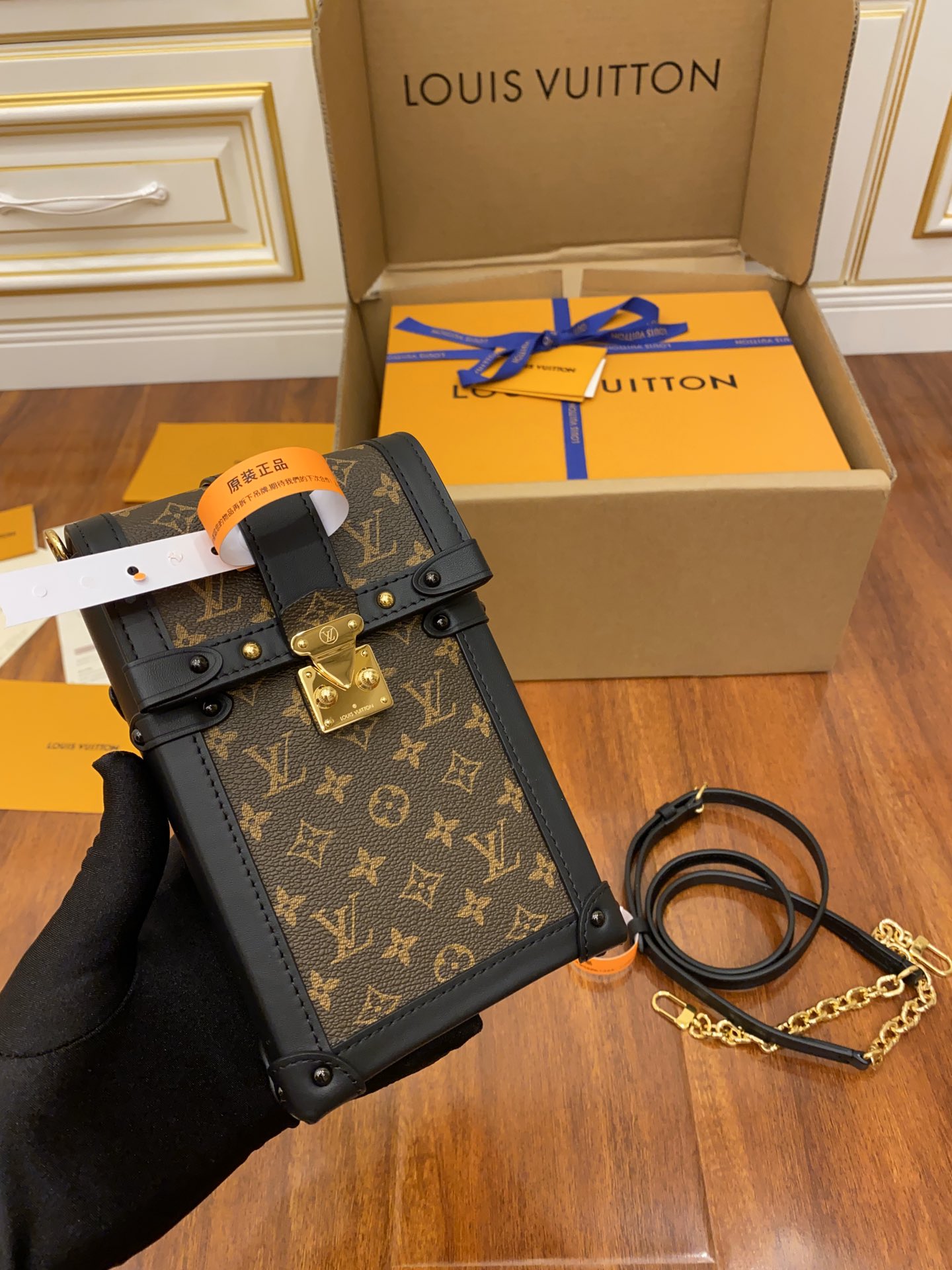 Louis Vuitton  M63913