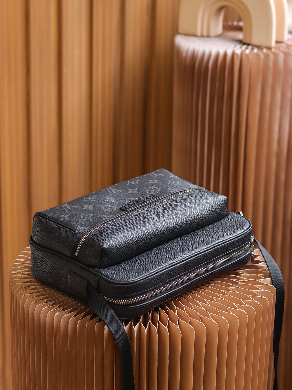 Louis Vuitton 𝙊𝙐𝙏𝘿𝙊𝙊𝙍 messenger bag M30233