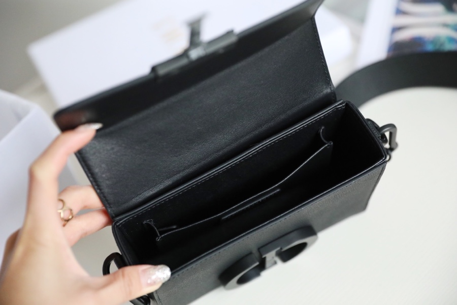 Montaigne matte black 𝙢𝙞𝙣𝙞 box bag