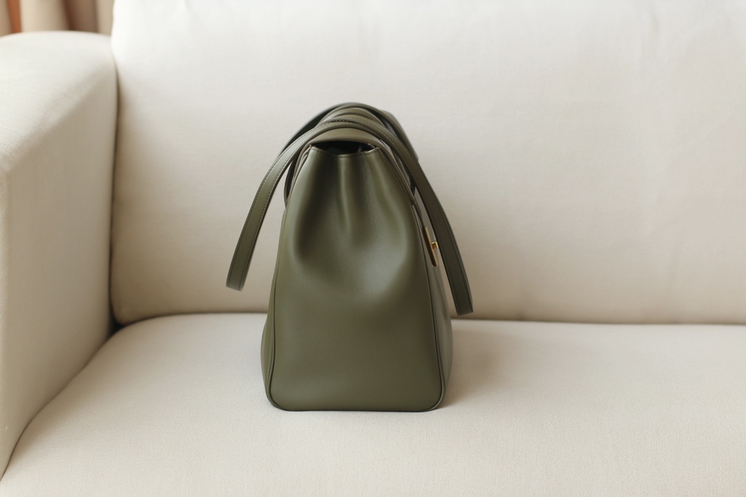 𝐂𝐞𝐥𝐢𝐧𝐞 soft 16 large soft bag in smooth calfskin