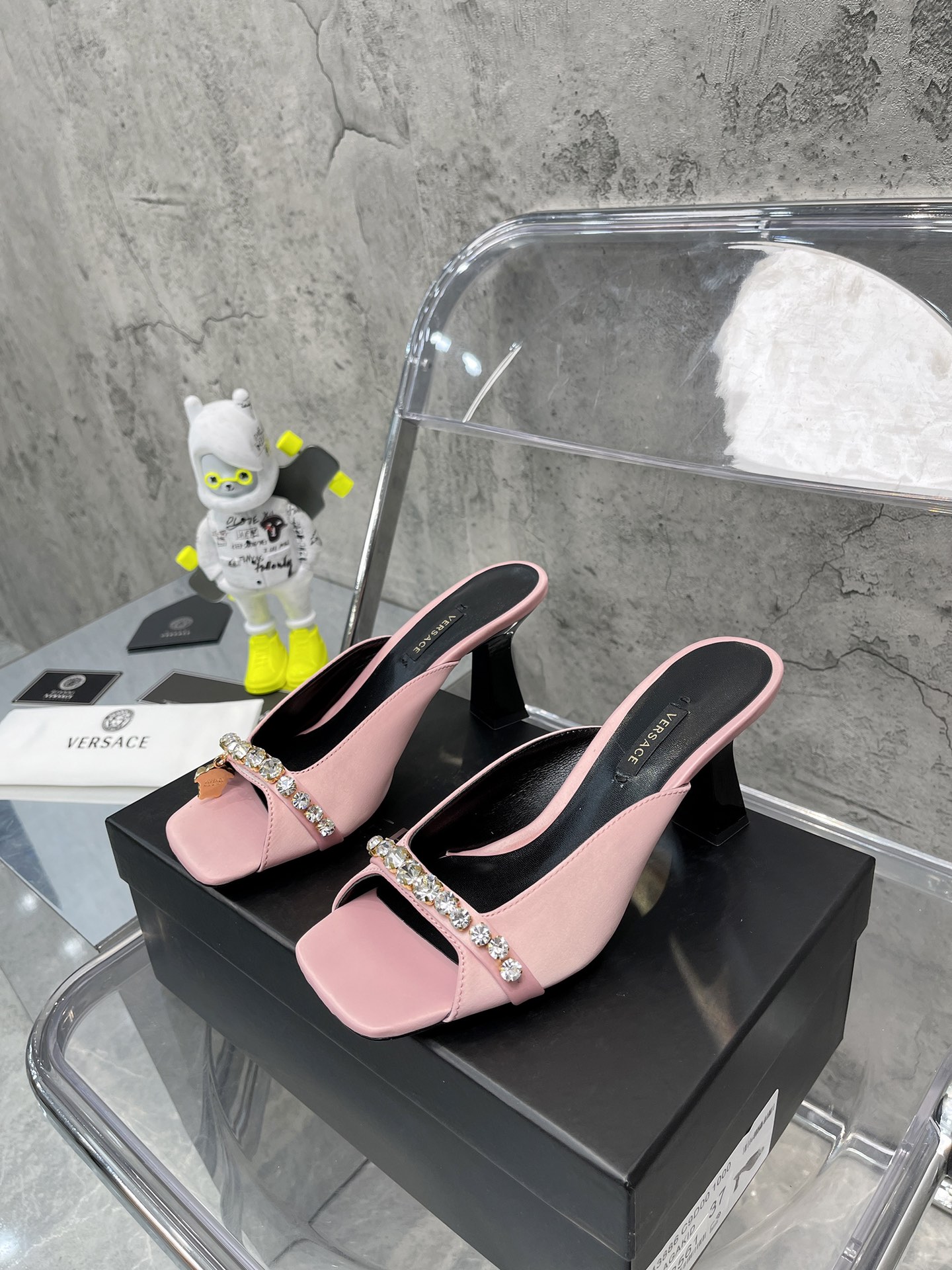 𝐕𝐞𝐫𝐬𝐚𝐜𝐞｜𝟐𝟎𝟐𝟐/𝐒𝐒 𝐧𝐞𝐰 Gold LA MEDUSA string with sparkling crystal ribbon