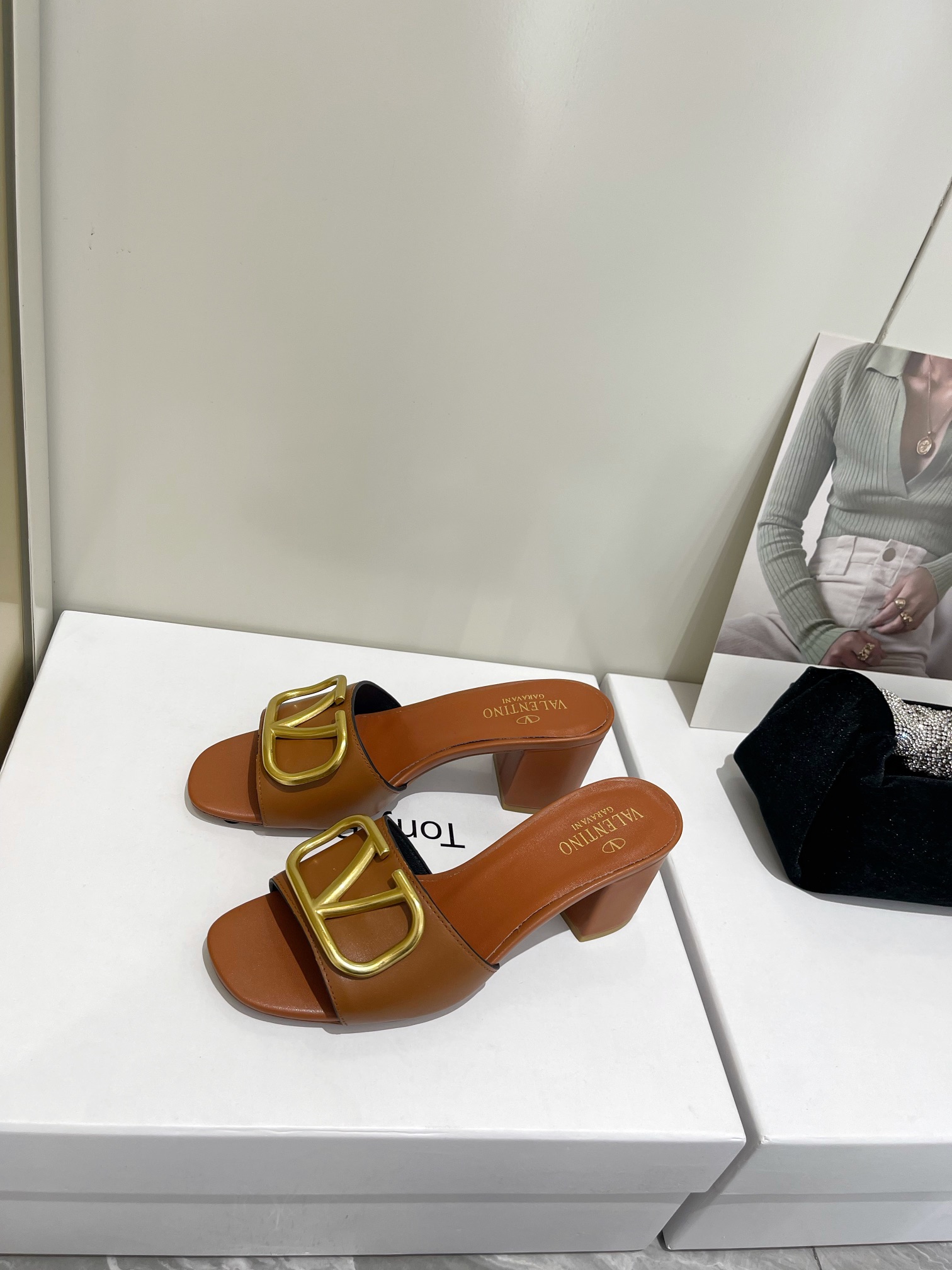 【Valentino】𝟐𝟎𝟐𝟏/𝐒𝐒 𝐧𝐞𝐰  Valentino 2022 / fw spring and summer new women's slippers