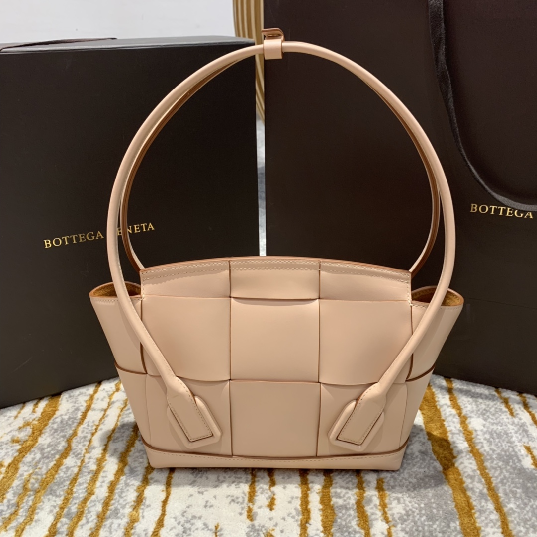 Bottega Veneta  𝙏𝙝𝙚 𝘼𝙧𝙘𝙤 𝟯𝟯 #575943