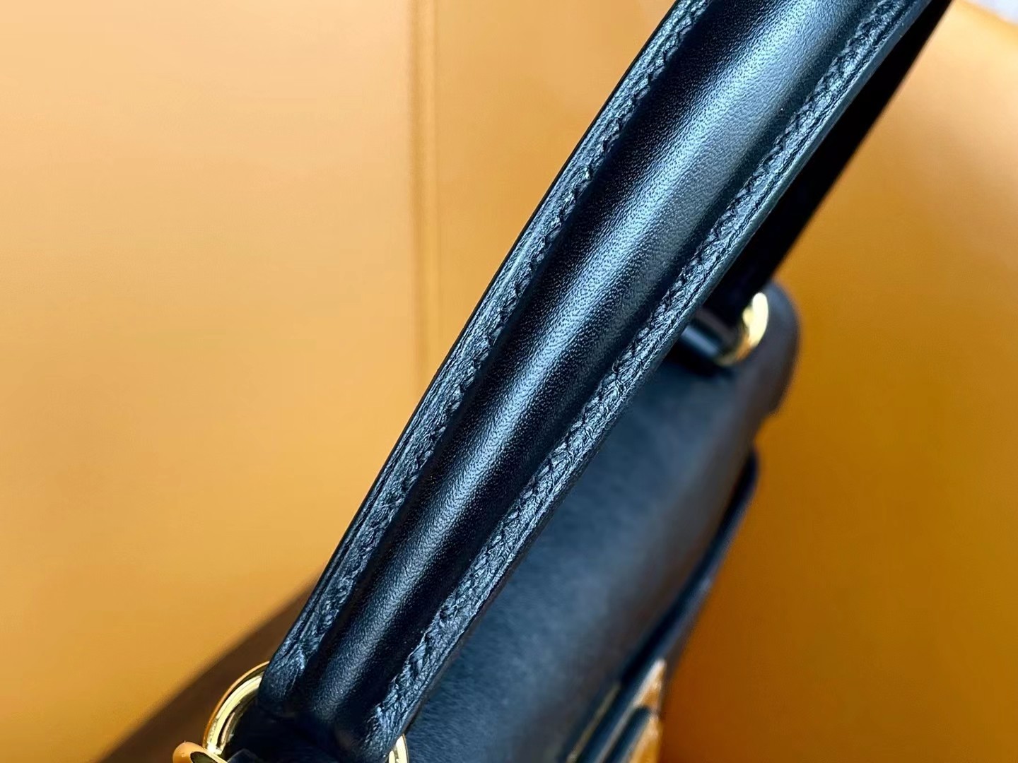 Kelly32 black gold swift leather