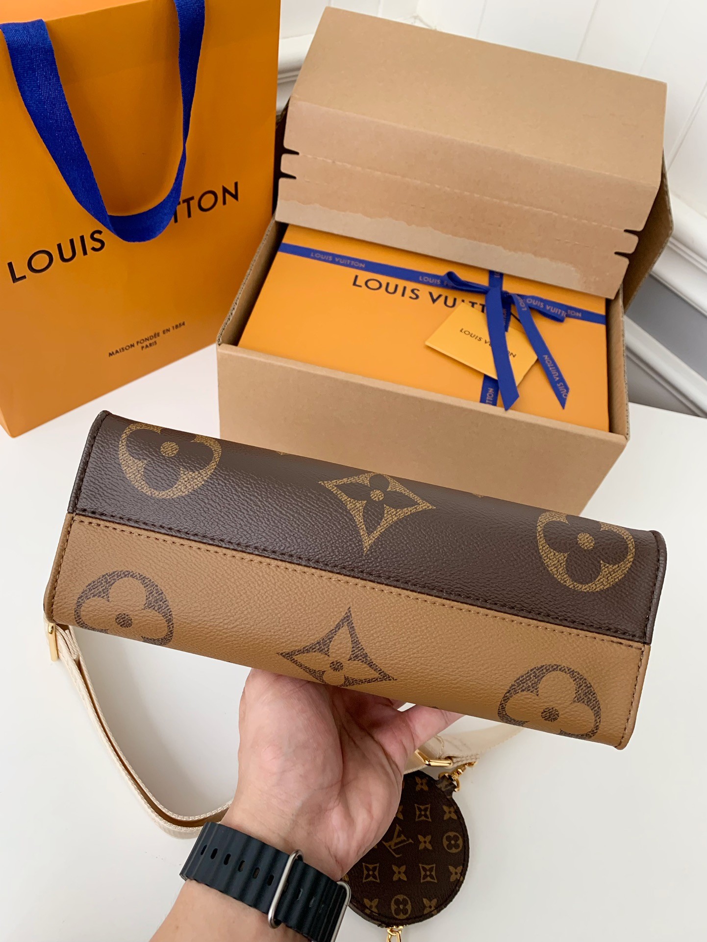 Louis Vuitton's Seasonal New ONTHEGO Horizontal Handbag M46653 Top Quality Size: 25 * 13 * 10cm