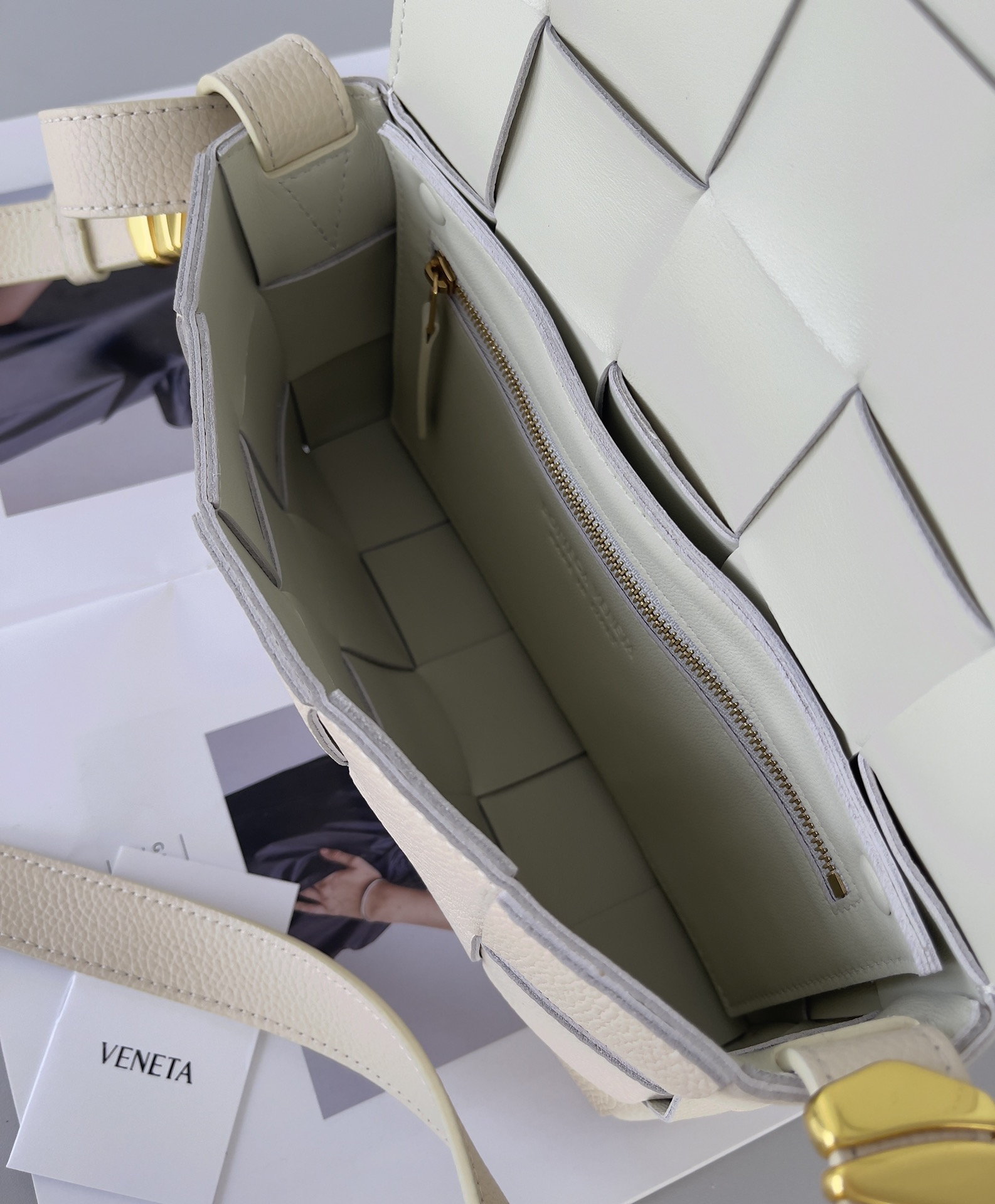 Bottega Veneta Cassette 5-panel lychee print white #666870