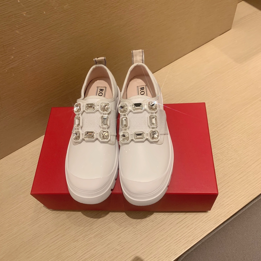 Roger vivier | 𝟐𝟎𝟐𝟏/𝐒𝐒 𝐧𝐞𝐰 2021 spring and summer new, trade positive single RV drill buckle casual shoes