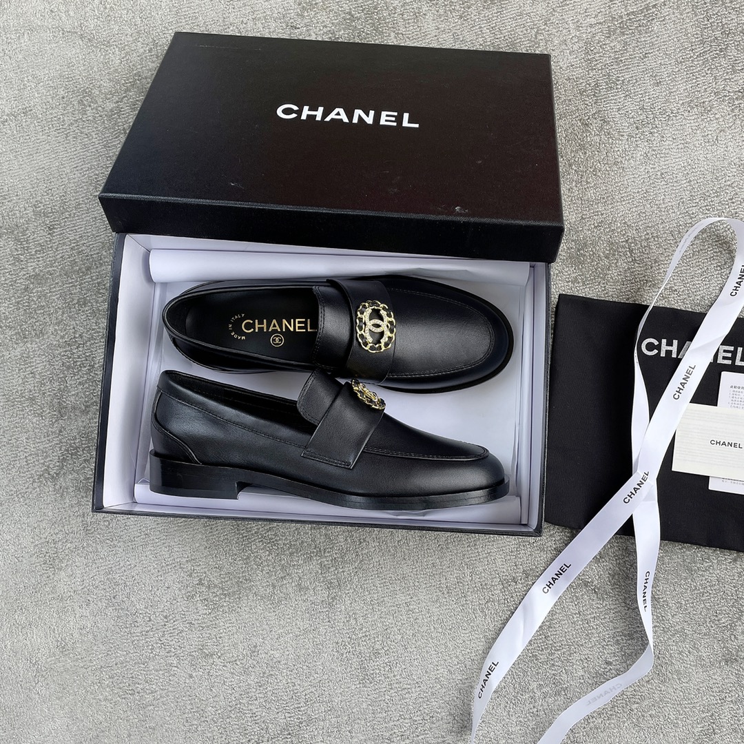 CHANEL Louboutins Simple small single shoes Lace-shaped round Logo leather outsole