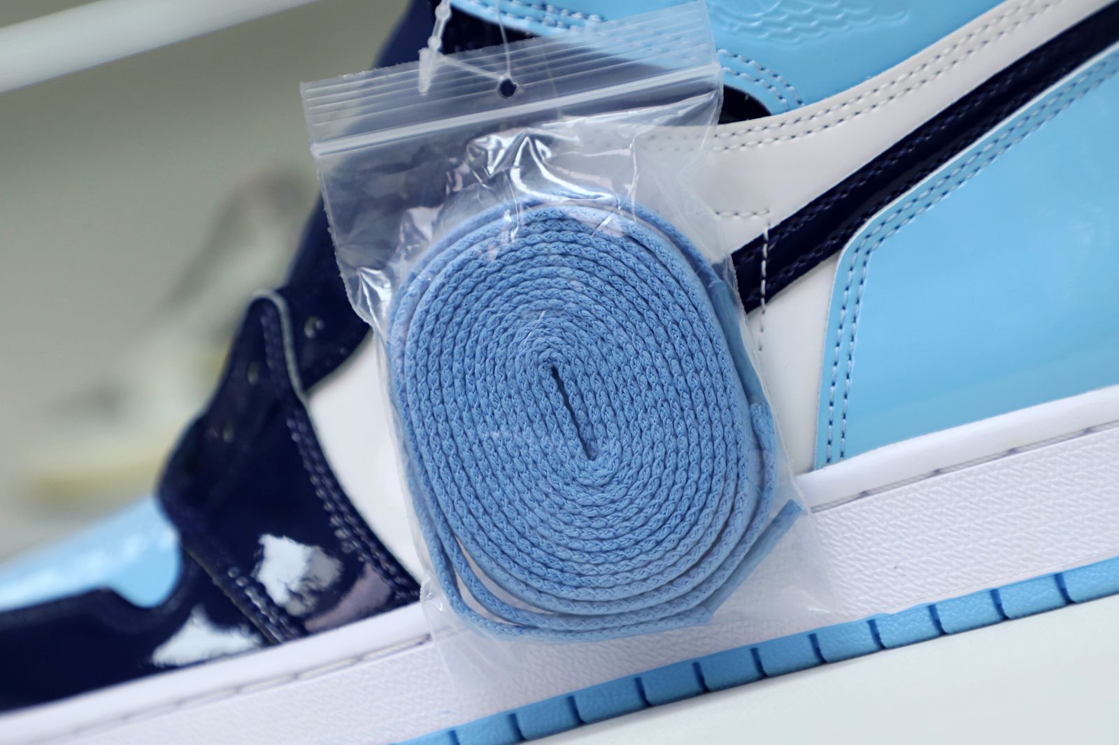 WMNS AIR JORDAN 1 RETRO HIGH OG BLUE CHILL