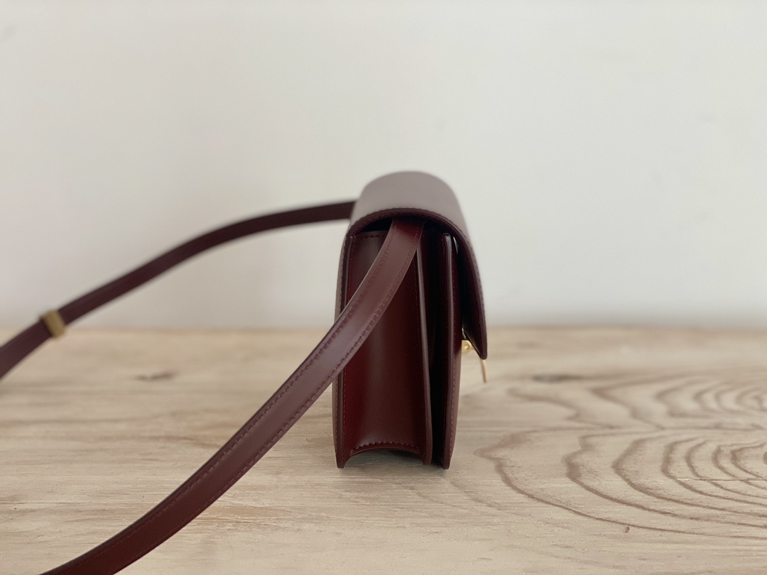 𝐂𝐞𝐥𝐢𝐧𝐞 Box Teen bag in polished calfskin